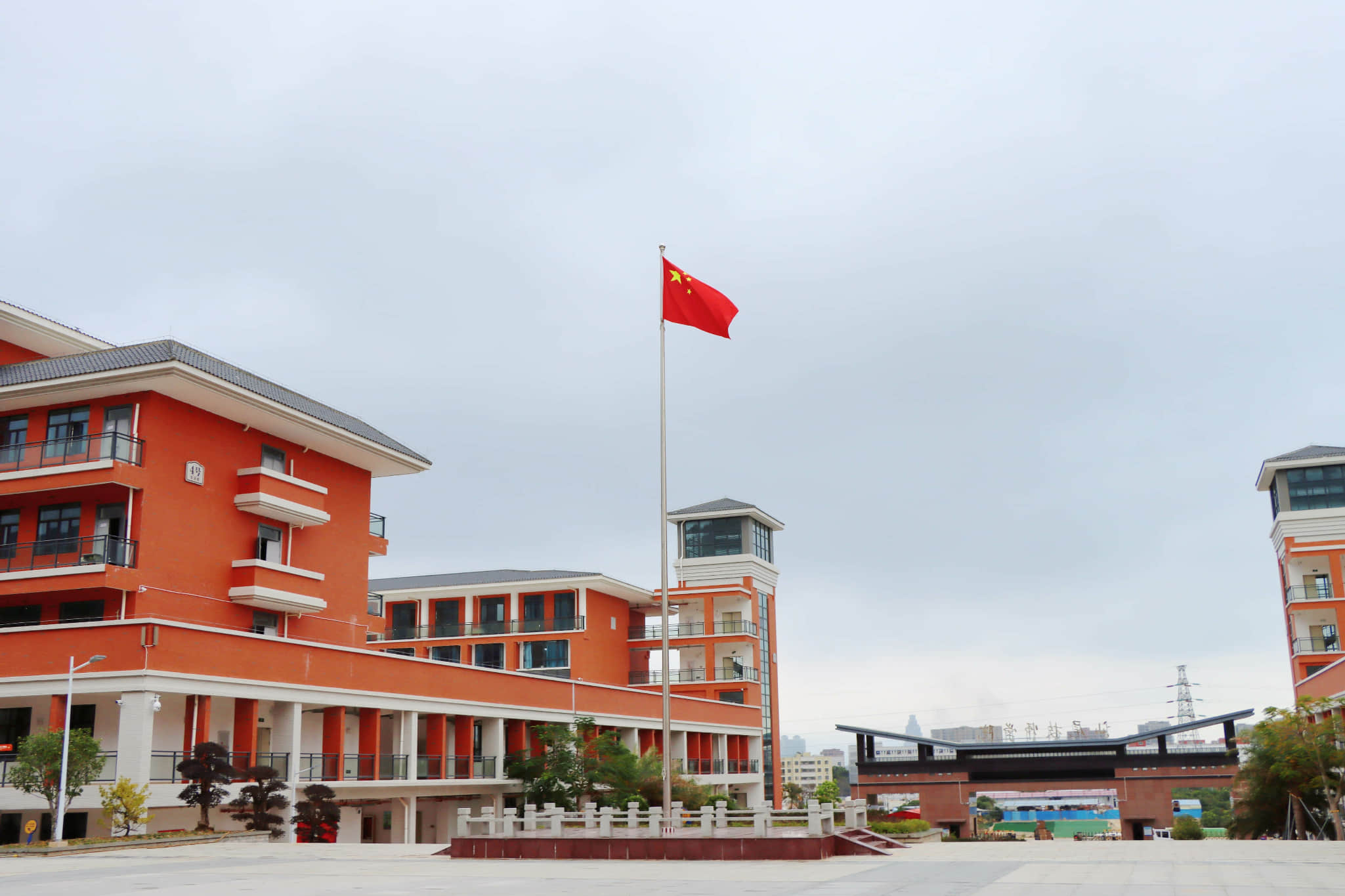 国旗在校园飘扬