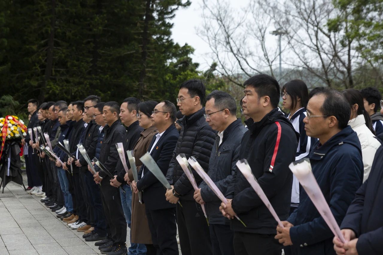 清明祭英烈,春雨寄哀思——汕尾技师学院师生赴鼎盖山烈士陵园开展祭扫活动