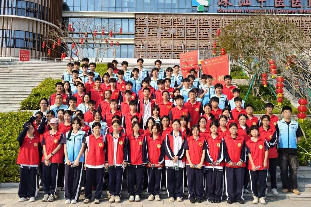 携手赓续雷锋精神 共建洁净就医环境——汕尾技师学院师生赴深汕中医院开展志愿活动